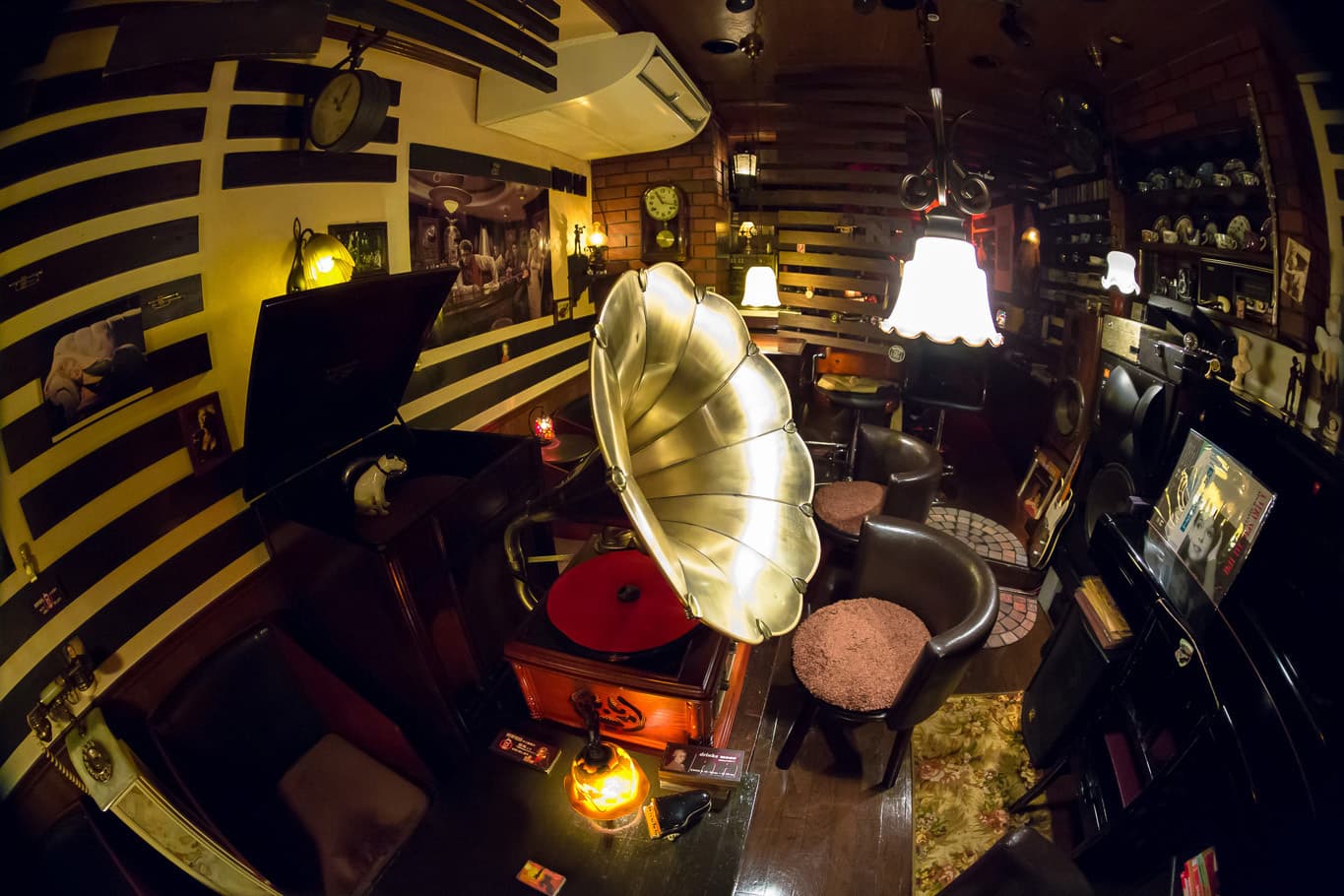 【店内】蓄音機のフォーンが店のシンボル