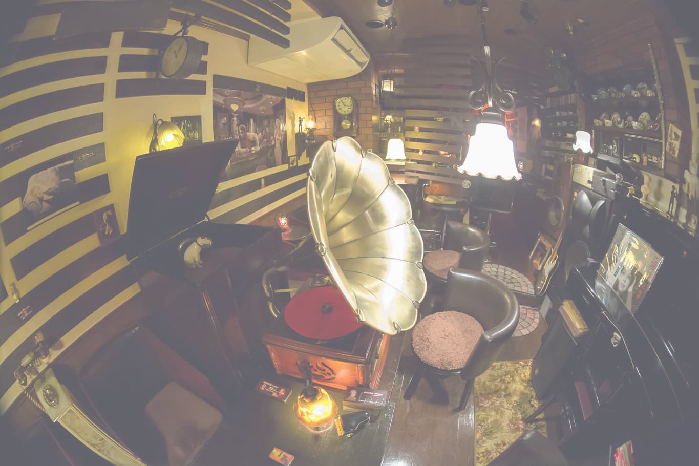 【店内】蓄音機のフォーンが店のシンボル